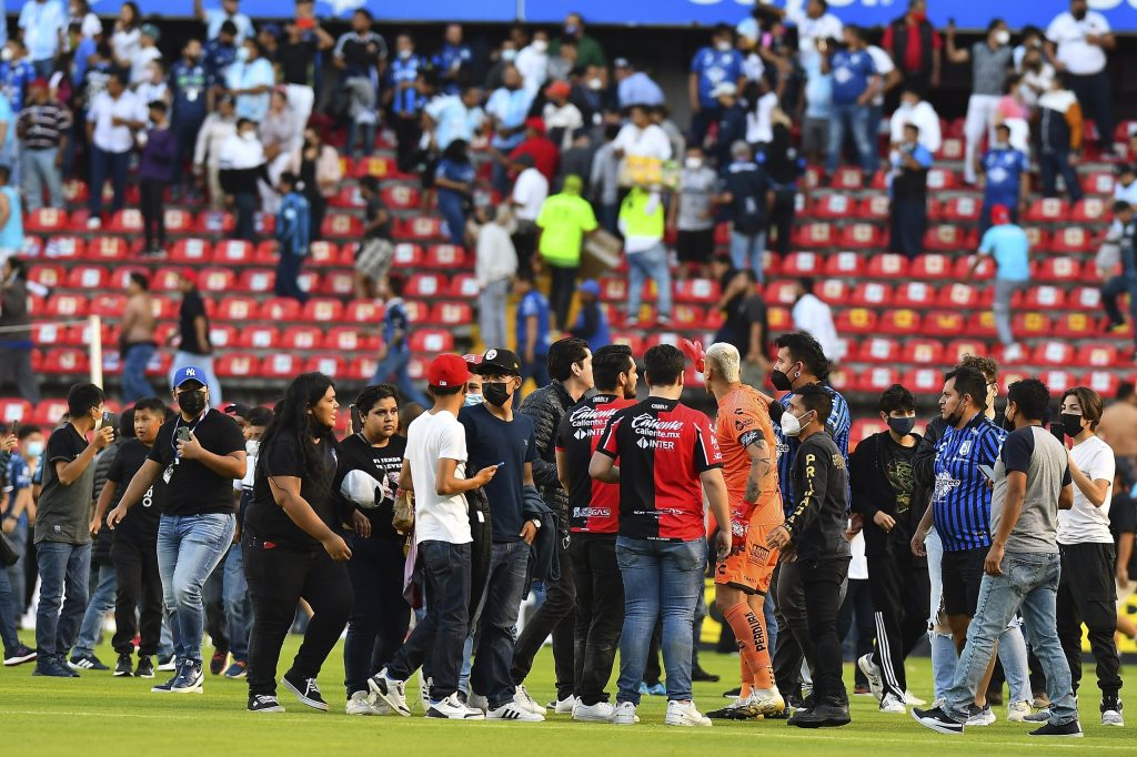 Videos e imágenes: Suspenden el Querétaro vs Atlas por disturbios de aficionados en la cancha