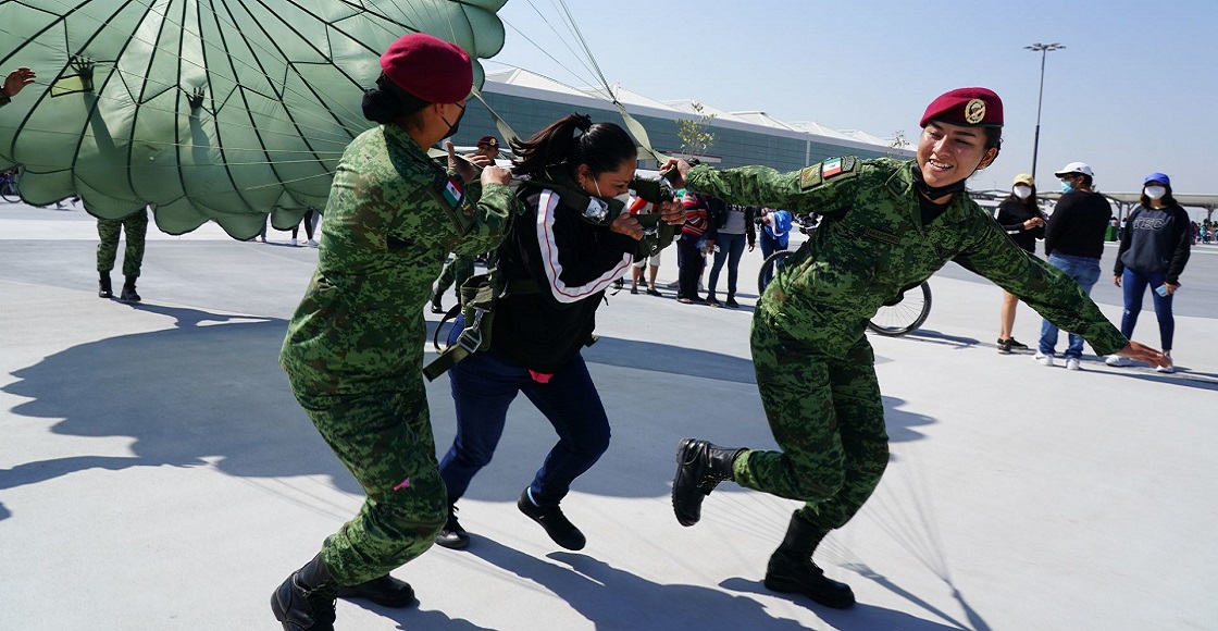 ZUMPANGO, ESTADO DE MÉXICO, 13MARZO2022.- Ciudadanos pudieron pasear en las instalaciones del Aeropuerto Internacional Felipe Ángeles, a unos días de su inauguración oficial el cual esta señalado para el 21 de marzo. En el lugar personal militar ofreció varias actividades lúdicas.