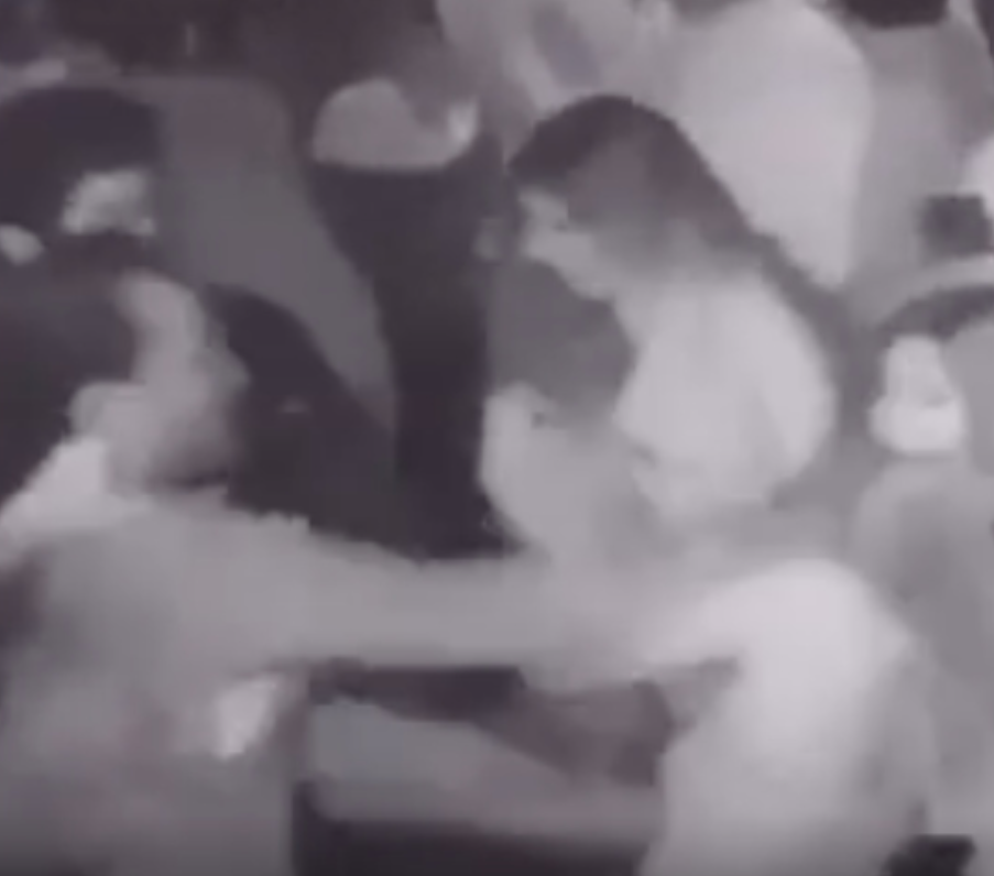 Sujeto golpea a mujer en bar de CDMX; se viraliza y lo separan de su cargo