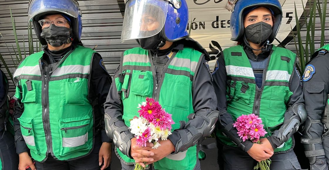 fotos-videos-escenas-8m-2022-policias-cdmx-flores-abrazos-cantos-2