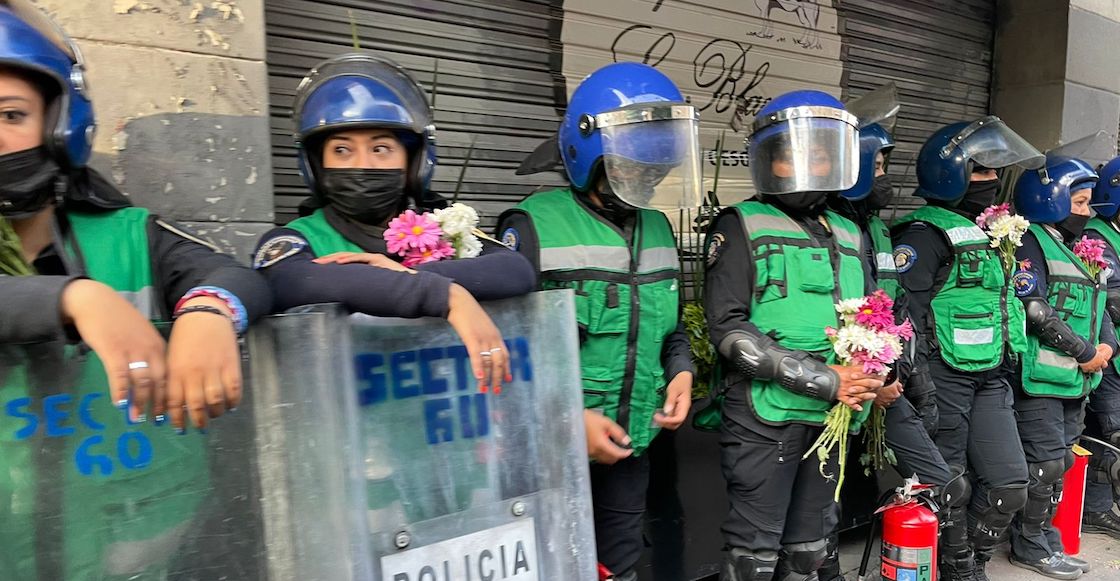 fotos-videos-escenas-8m-2022-policias-cdmx-flores-abrazos-cantos-3