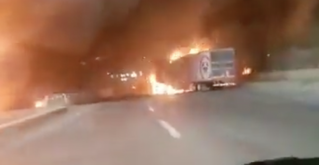 fotos-videos-nuevo-laredo-tamaulipas-bloqueos-incendios-balacera-puente-frontera-1