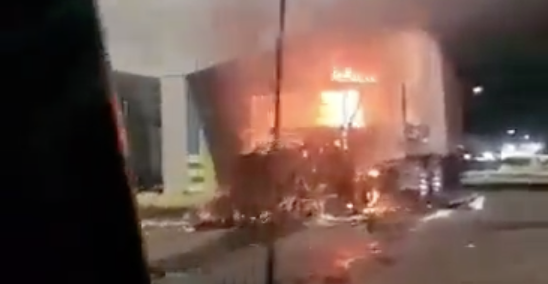 fotos-videos-nuevo-laredo-tamaulipas-bloqueos-incendios-balacera-puente-frontera-3