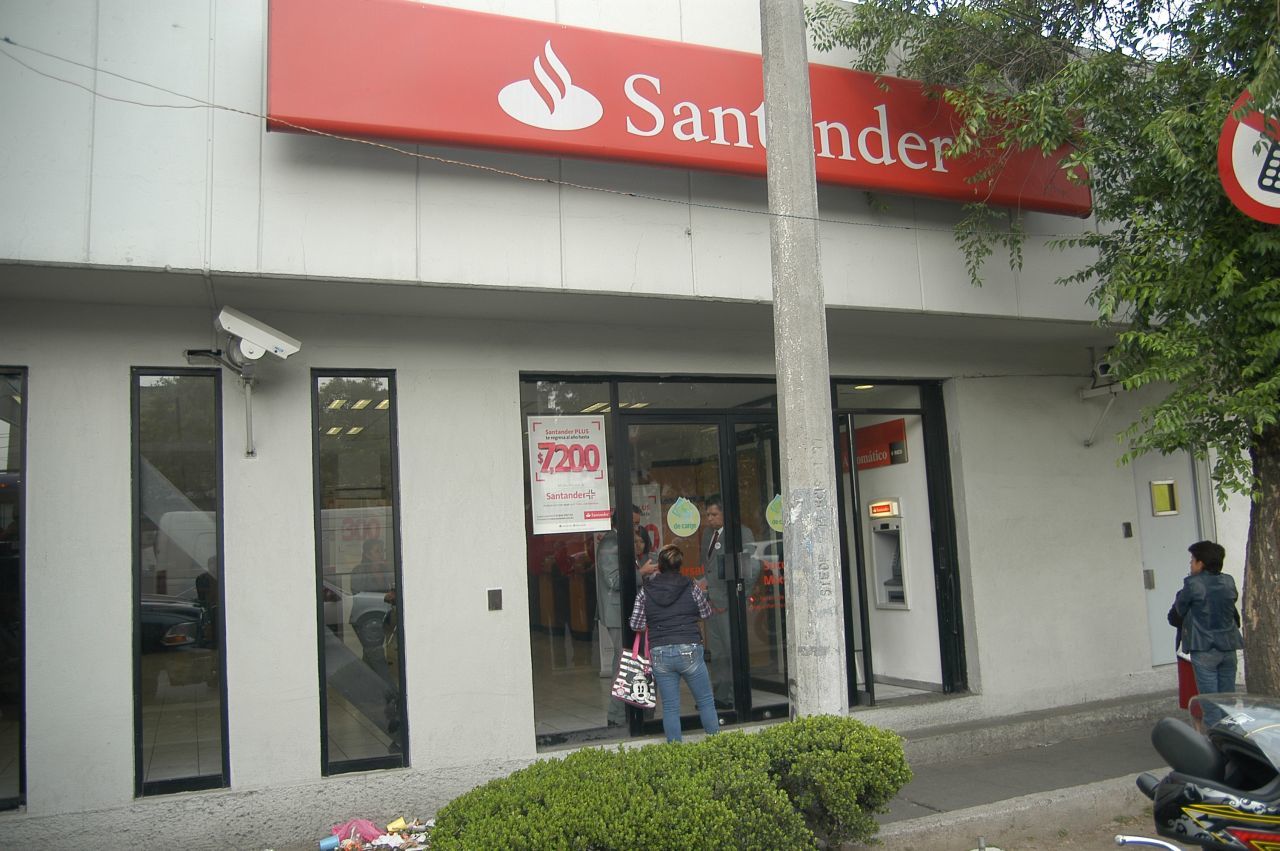 Sustos que no dan gusto: Cliente se queda encerrado en un banco y pide ayuda en Twitter