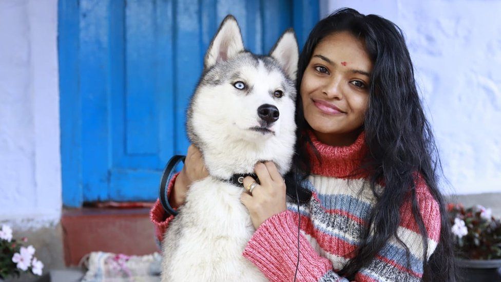 La increíble historia de una joven que abandonó Ucrania con todo y su perrita