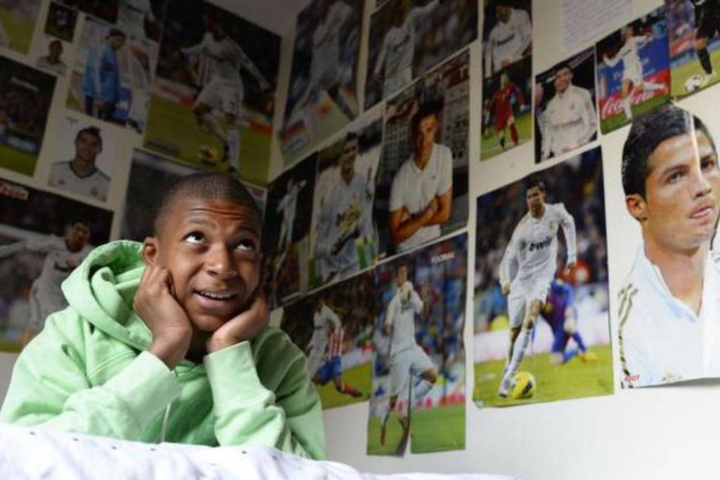 Mbappé de joven con posters de Crisitano Ronaldo