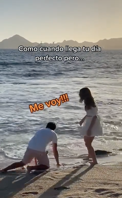 Y se marchó: Le pide matrimonio a su novia en la playa y se le cae el anillo al mar