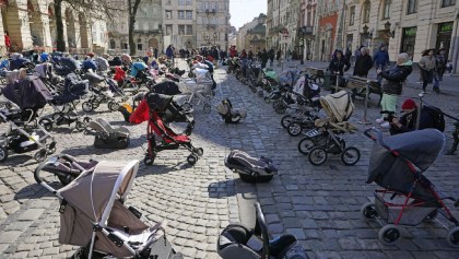 Una carriola por cada vida: La protesta por las niñas y niños fallecidos en Ucrania