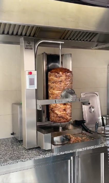 Se viraliza robot que corta carne de un ‘trompo’ como en los tacos al pastor