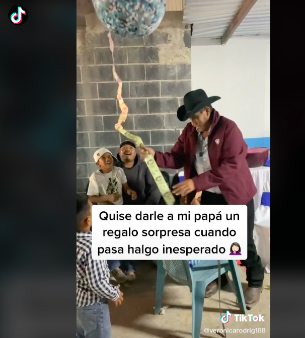 Como cuando le regalas dinero a tu papá con un globo y se va volando