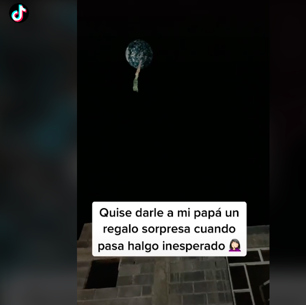 Como cuando le regalas dinero a tu papá con un globo y se va volando