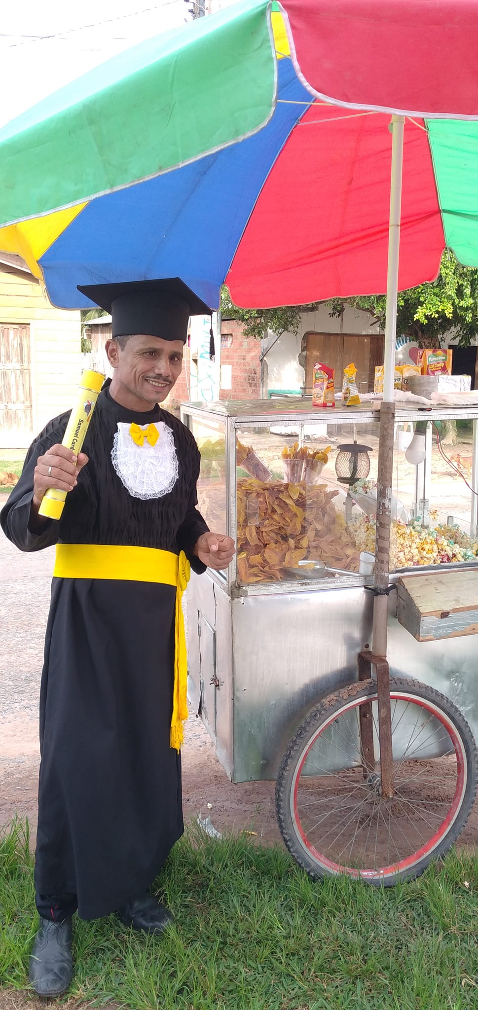 ¡Rifado! Vendedor Ambulante Termina La Universidad A Los 52 Años Y Lo ...