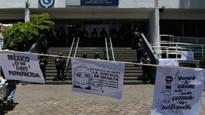 CIUDAD DE MÉXICO, 17ABRIL2022.- A dos días de la detención por más de 50 elementos de seguridad pública para 3 de las mujeres que agredieron a maestra frente a las inmediaciones de la CNDH edificio que también se había tomado desde septiembre de 2020. Colectivas feministas esperan afuera de la Fiscalía de Investigación Territorial de la Alcaldía Benito Juárez donde se espera que las trasladen al reclusorio esta tarde.