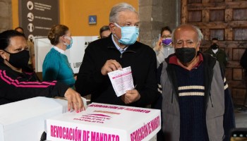 AMLO anula voto y escribe "Viva Zapata" en su boleta de la Revocación de Mandato