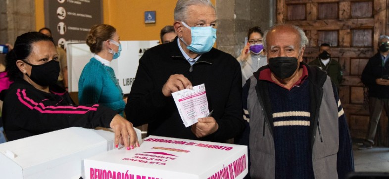 AMLO anula voto y escribe "Viva Zapata" en su boleta de la Revocación de Mandato