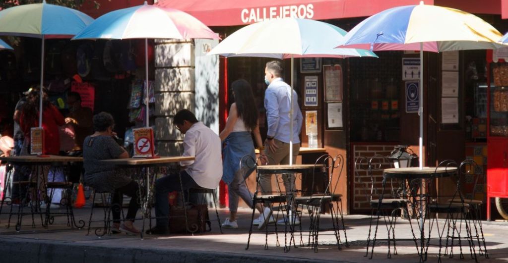 cambios-negocios-centro-historico-toldos-fluorescentes