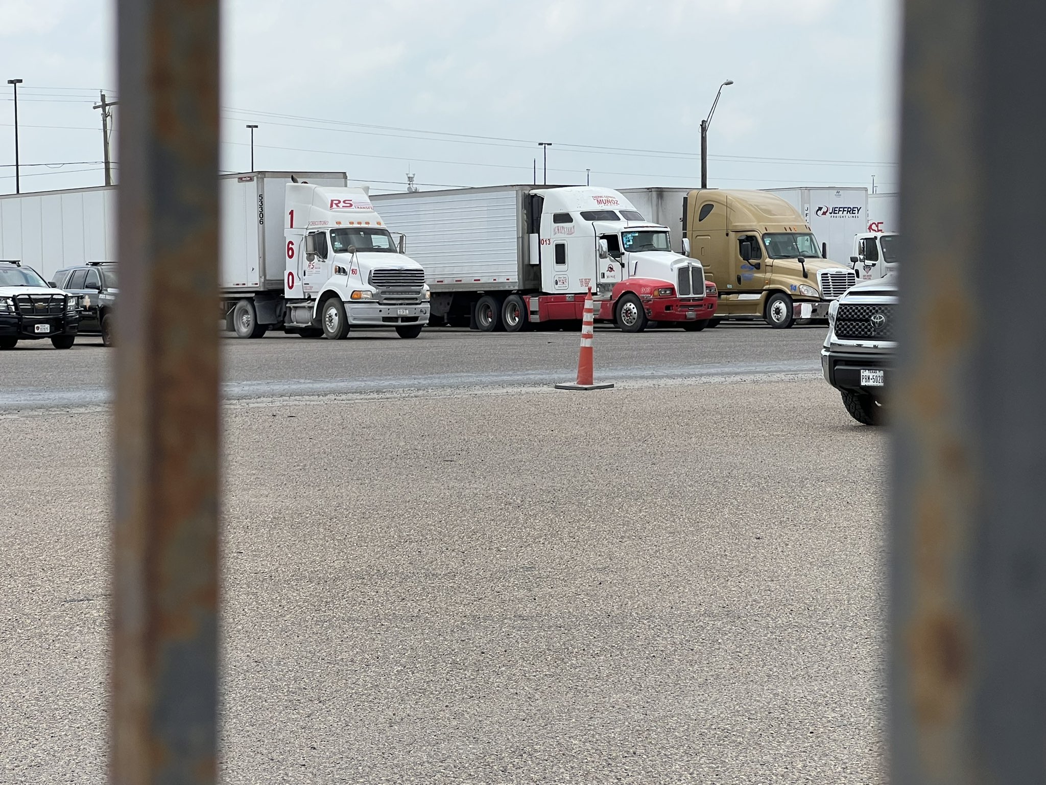 camiones-detenidos-texas-mexico