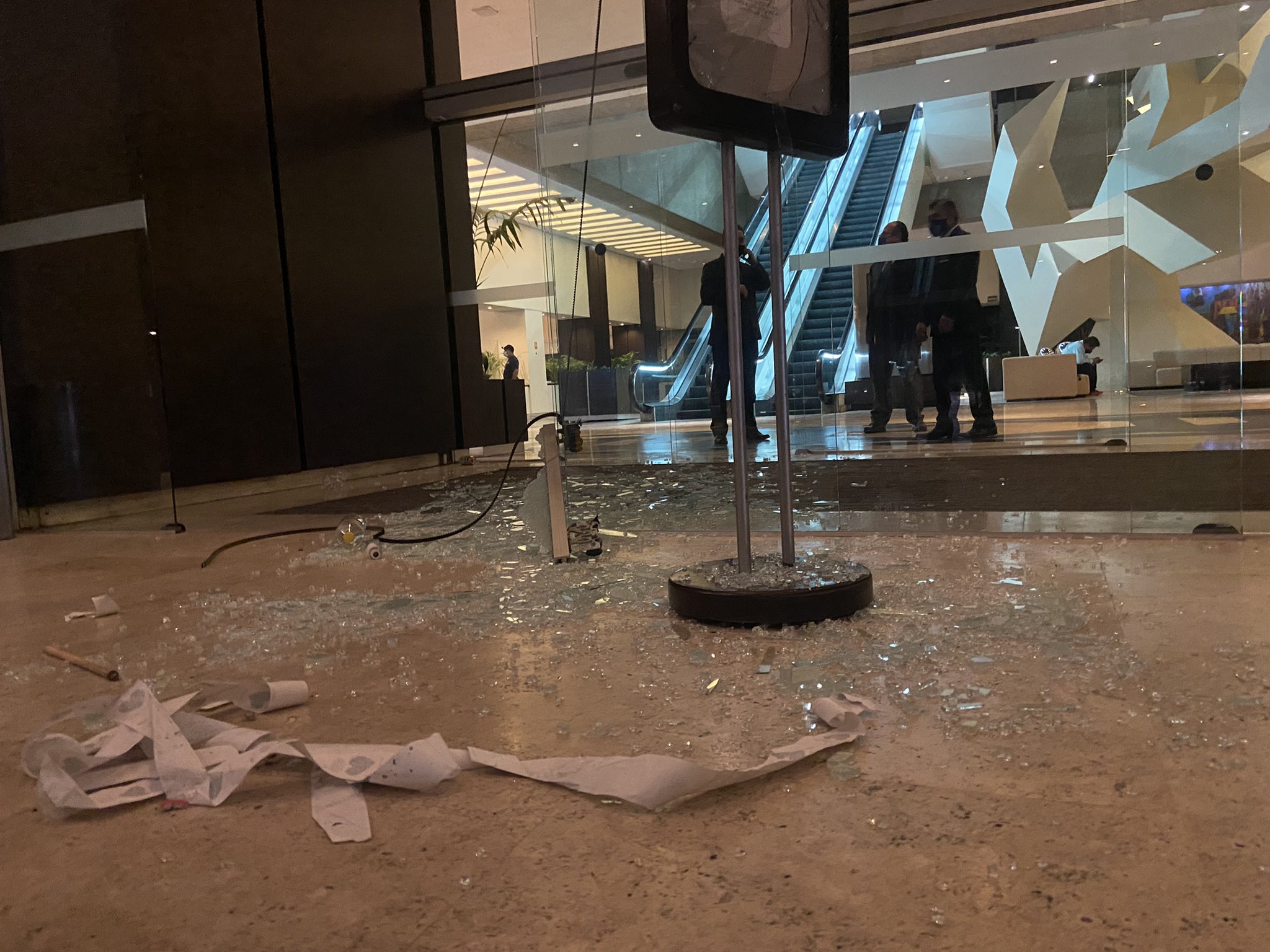 Destrozos y agresiones: Así recibió la afición a Chivas en su hotel de CDMX