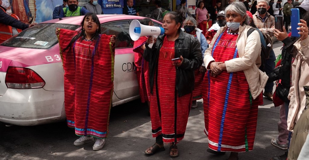 CIUDAD DE MÉXICO, 16ABRIL2022.- Desplazados de la comunidad triqui de Tierra Blanca, Oaxaca, se mantienen en un encapsulamiento por parte de elementos de la Policía desde hace 36 horas en la calle de Mapimí, colonia Valle Gómez, en el que exigen el diálogo con Martí Batres, secretario de Gobierno, para llegar a un acuerdo y dirigirse hacia el refugio de la Casa del Estudiante.