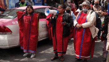 CIUDAD DE MÉXICO, 16ABRIL2022.- Desplazados de la comunidad triqui de Tierra Blanca, Oaxaca, se mantienen en un encapsulamiento por parte de elementos de la Policía desde hace 36 horas en la calle de Mapimí, colonia Valle Gómez, en el que exigen el diálogo con Martí Batres, secretario de Gobierno, para llegar a un acuerdo y dirigirse hacia el refugio de la Casa del Estudiante.