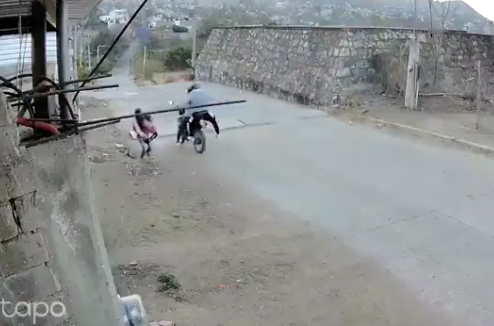 +¡Más vale aquí corrió! Joven escapa de dos moto asaltantes en Oaxaca; video se hace viral