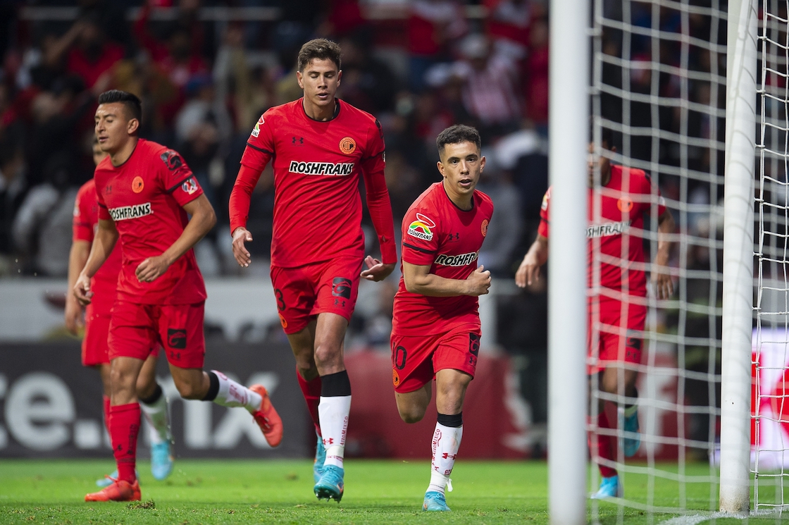 El golazo de Leo Fernández ante Chivas que acabó con la voz de Raúl Pérez