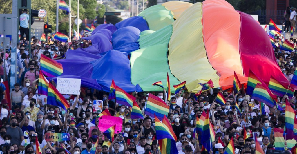 lgbt-protesta-méxico-banderas