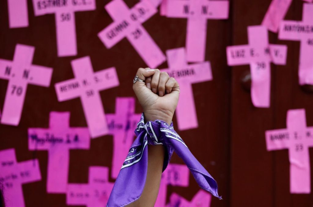 Motociclista finge ser ‘aliado feminista’ para secuestrar a una joven