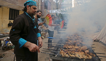 Mujer denuncia a sus vecinos por armar diario la carnita asada