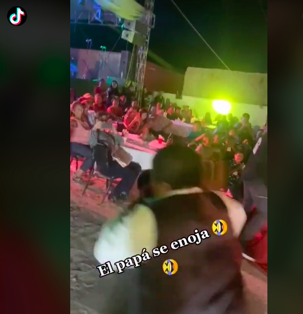 Chambelanes le bailan 'sexy' a quinceañera y el papá de ella se enojó