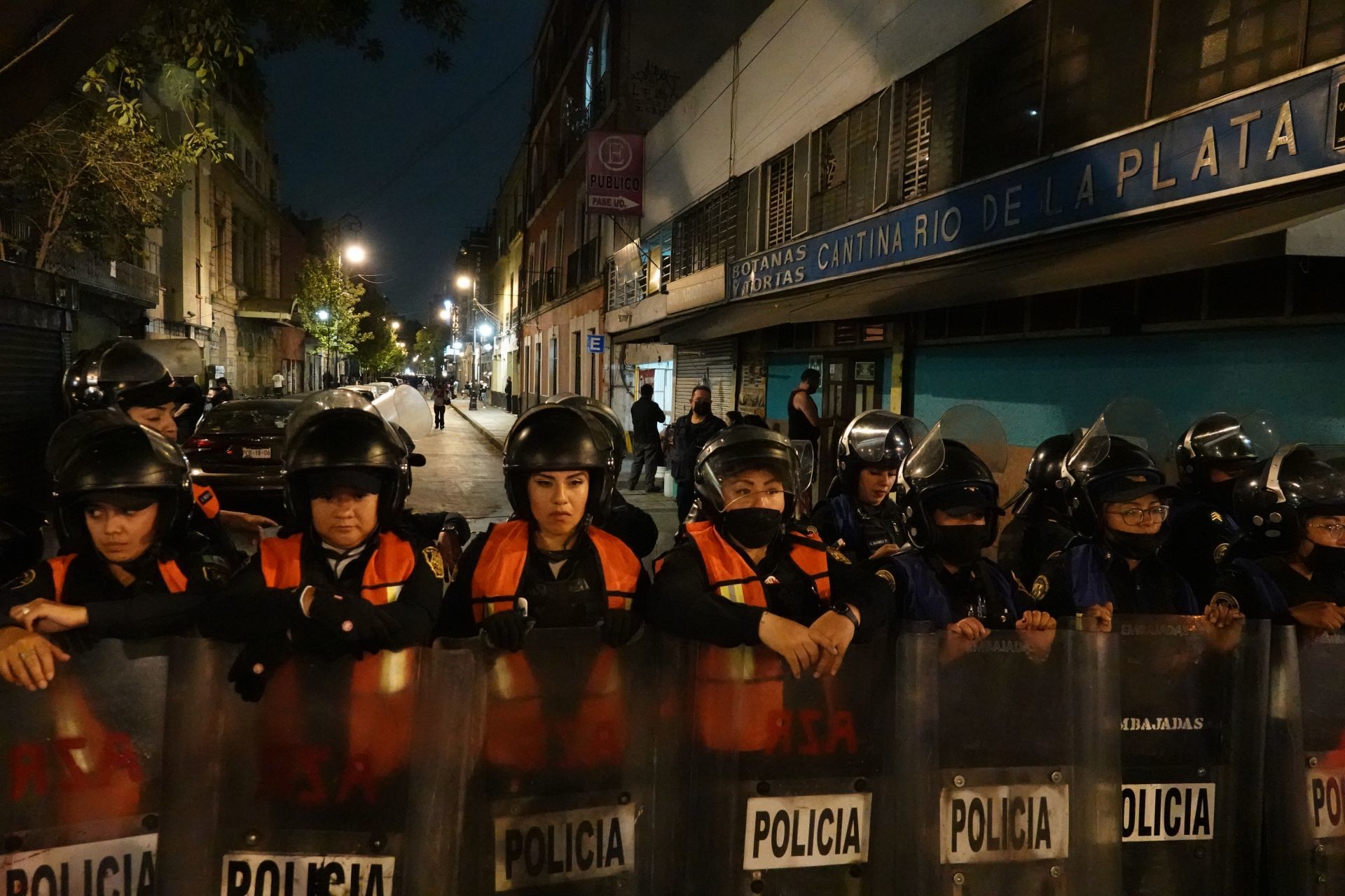 Recuperan instalaciones de la CNDH tras agresión de encapuchadas a mujer en CDMX