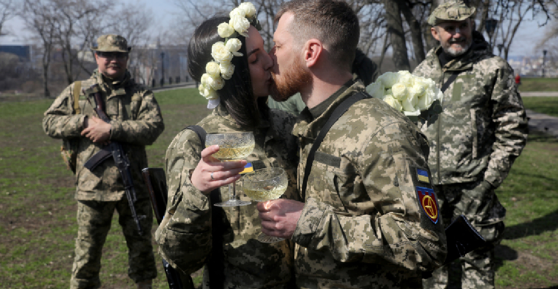 Soldados de Ucrania se casan en medio de la guerra con Rusia