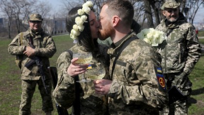 Soldados de Ucrania se casan en medio de la guerra con Rusia