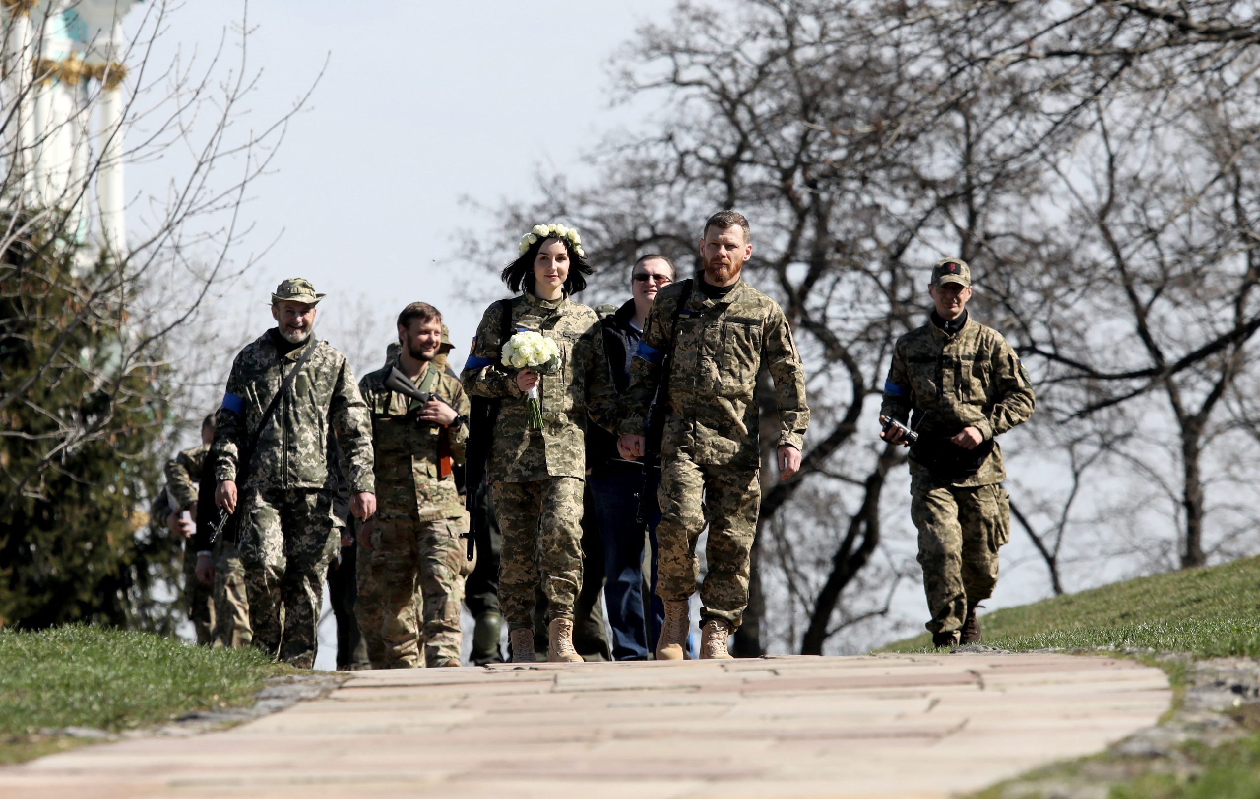 Soldados de Ucrania se casan en medio de la guerra con Rusia