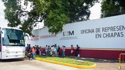 TAPACHULA, CHIAPAS, 26ABRIL2022.- Alrededor de 700 migrantes protestaron afuera la Estación Migratoria Siglo XXI debido a que las autoridades del Instituto Nacional de Migración (INM) han tardado en revisar la documentación. La Guardia Nacional se encuentra custodiando las instalaciones migratorias mientras los caminantes buscan alternativas para tener la Visa Humanitaria, que les permita continuar su camino rumbo a los Estados Unidos.