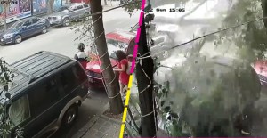 El momento en que un árbol casi le cae encima a una pareja en CDMX