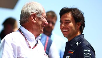 Helmut Marko es comprensivo con Checo Pérez por reclamar la victoria en España: "Sin quejarse no sería un verdadero piloto"