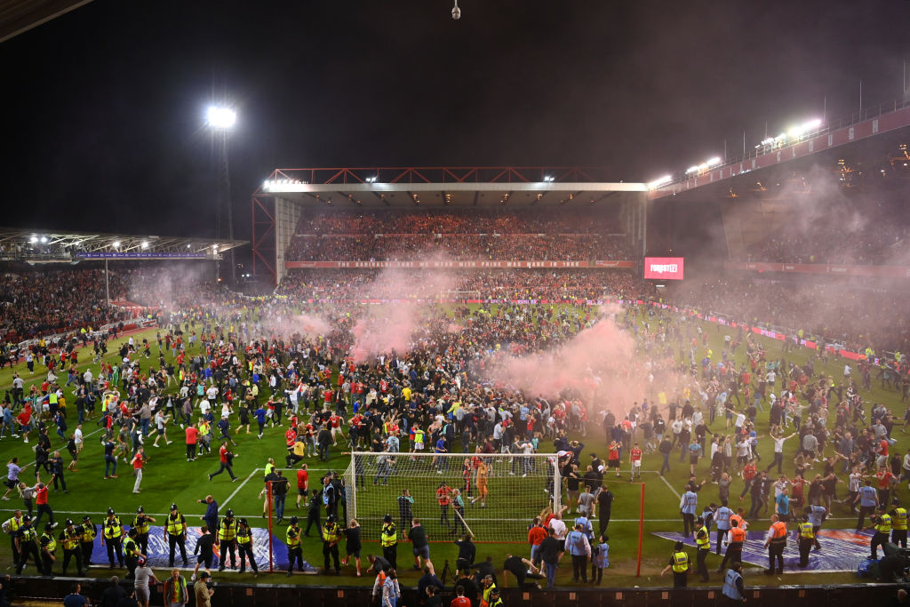 La invasión de cancha y agresiones en el playoff entre Nottingham Forest y Sheffield United