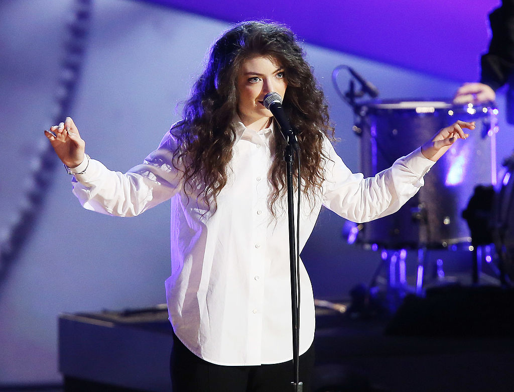 La historia de "Royals" de Lorde y su crítica al estilo de vida "rockstar"