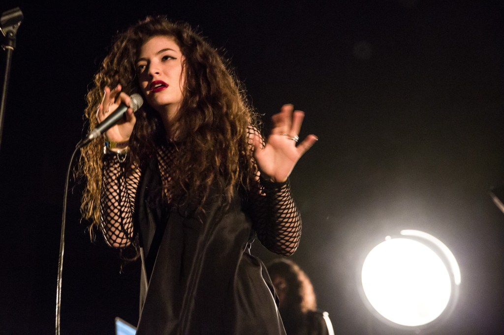 La historia de "Royals" de Lorde y su crítica al estilo de vida "rockstar"