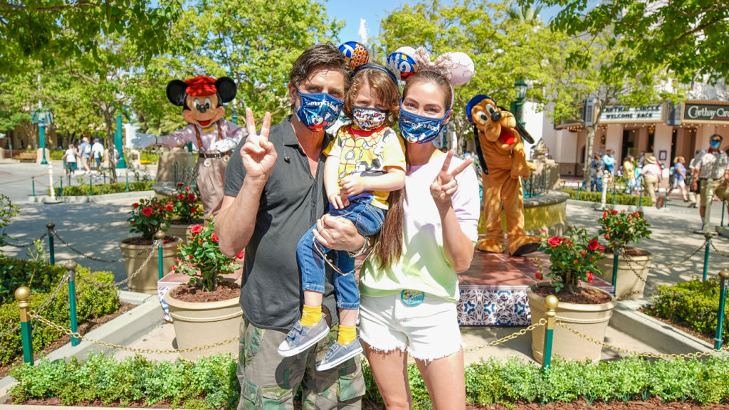 Sorpresa nivel: Mujer descubre que su esposo le era infiel por una foto en Disneyland