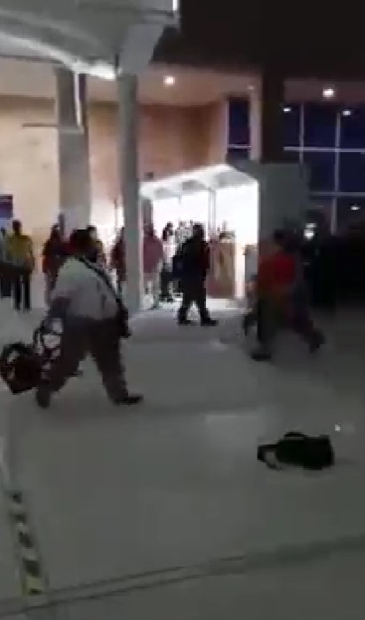 Taxistas protagonizan pelea campal en el Aeropuerto de Cancún