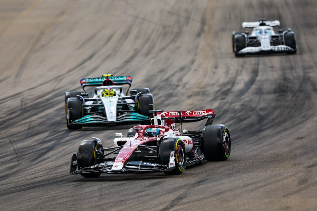 La distracción (o chismecito) que le costó puntos a Valtteri Bottas en el GP de Miami: "Seguía a Lewis y George por los retrovisor"