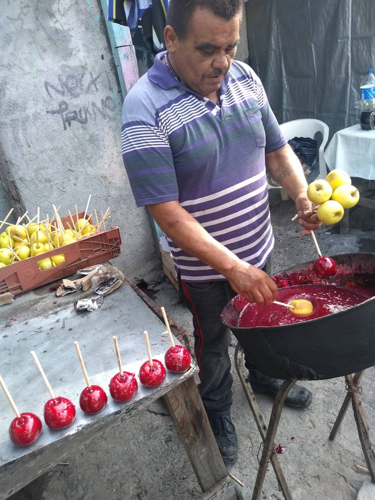 Le pidieron mil 500 manzanas con caramelo a un vendedor y al final no le pagaron