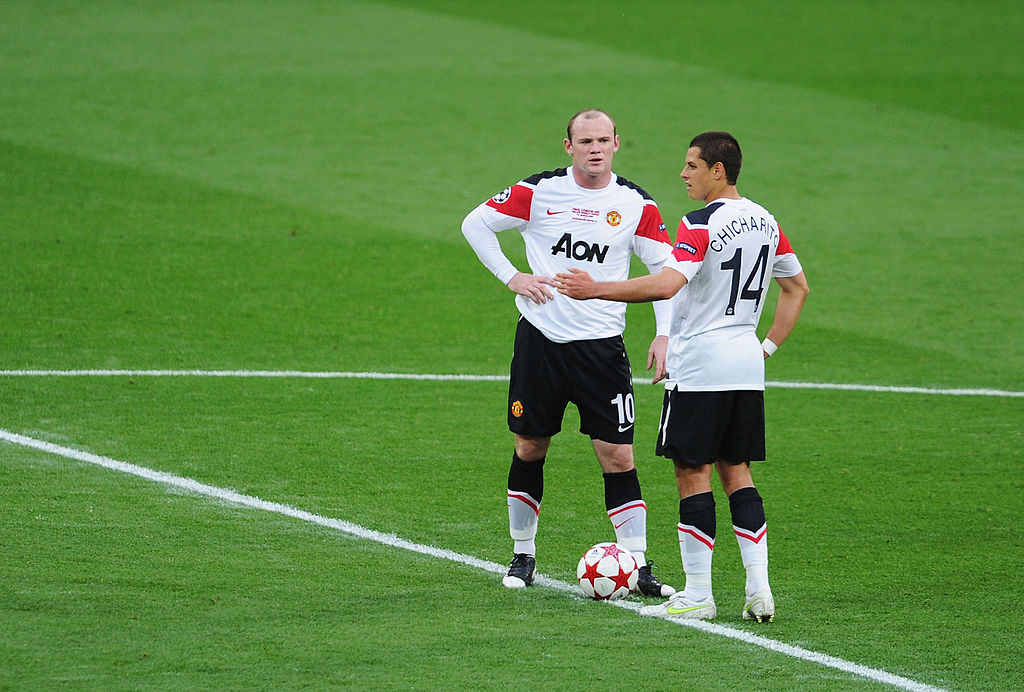 Wayne Rooney y Chicharito Hernández en Champions League