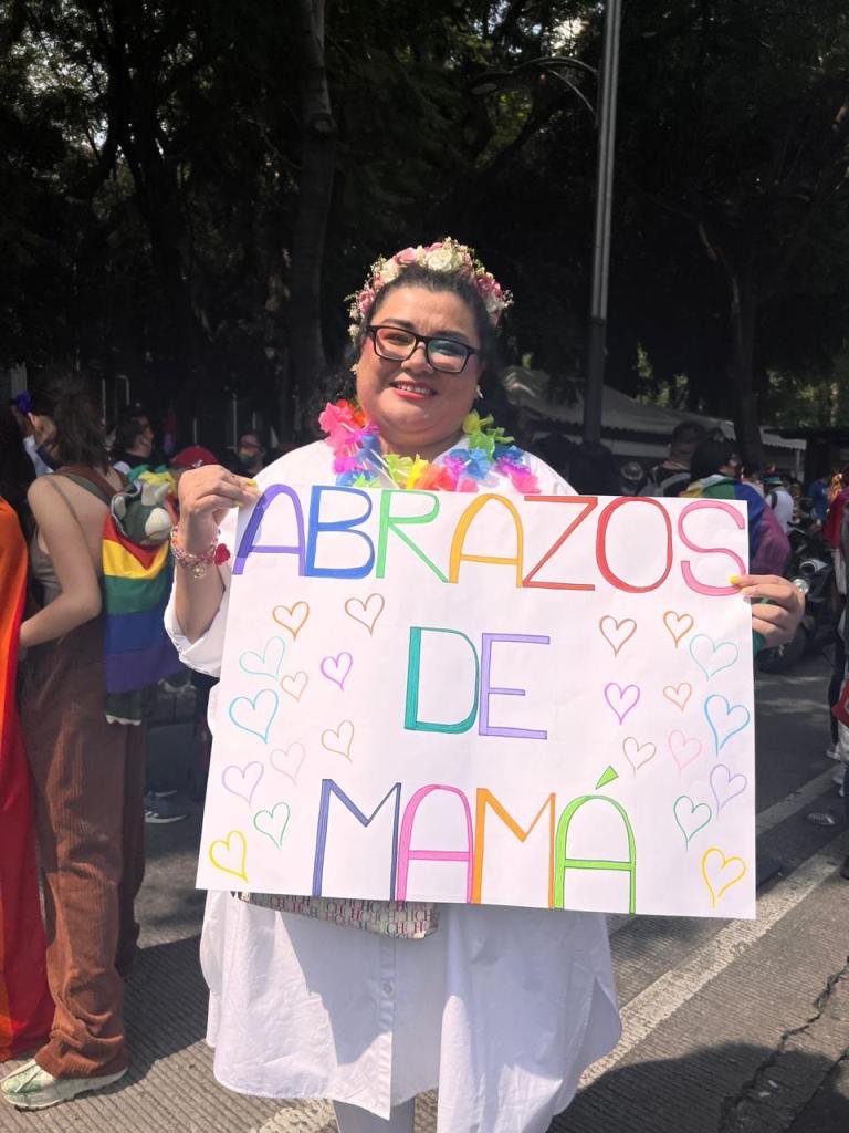 "Abrazos de mamá": Mamás y abuelitas salieron a la marcha LGBT+ en la CDMX para regalar abrazos