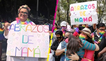 abrazos-mama-marcha-orgullo-lgbt-cdmx-2022-historia