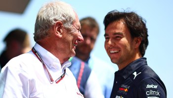 Helmut Marko revela cuándo se firmó en realidad la renovación de Checo Pérez con Red Bull