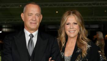 Critican a Tom Hanks por gritarle a unos fans que casi tiran a su esposa