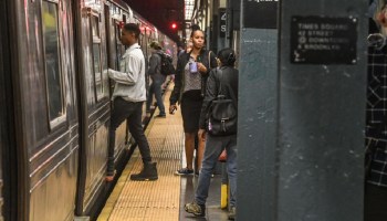 Un hombre murió en el metro de NY al ser arrastrado tras atorarse en la puerta del vagón